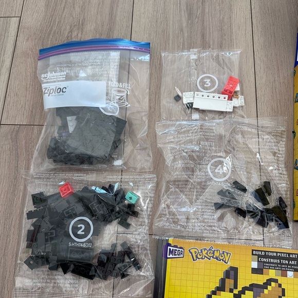 MEGA Pokémon Pikachu Building Toy Kit (400 Pieces) Retro Set for Collectors - Picture 8 of 9